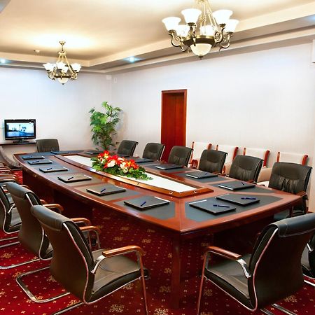Goldman Empire Hotell Astana Exteriör bild