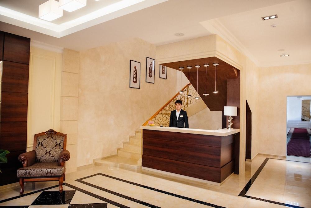 Goldman Empire Hotell Astana Exteriör bild
