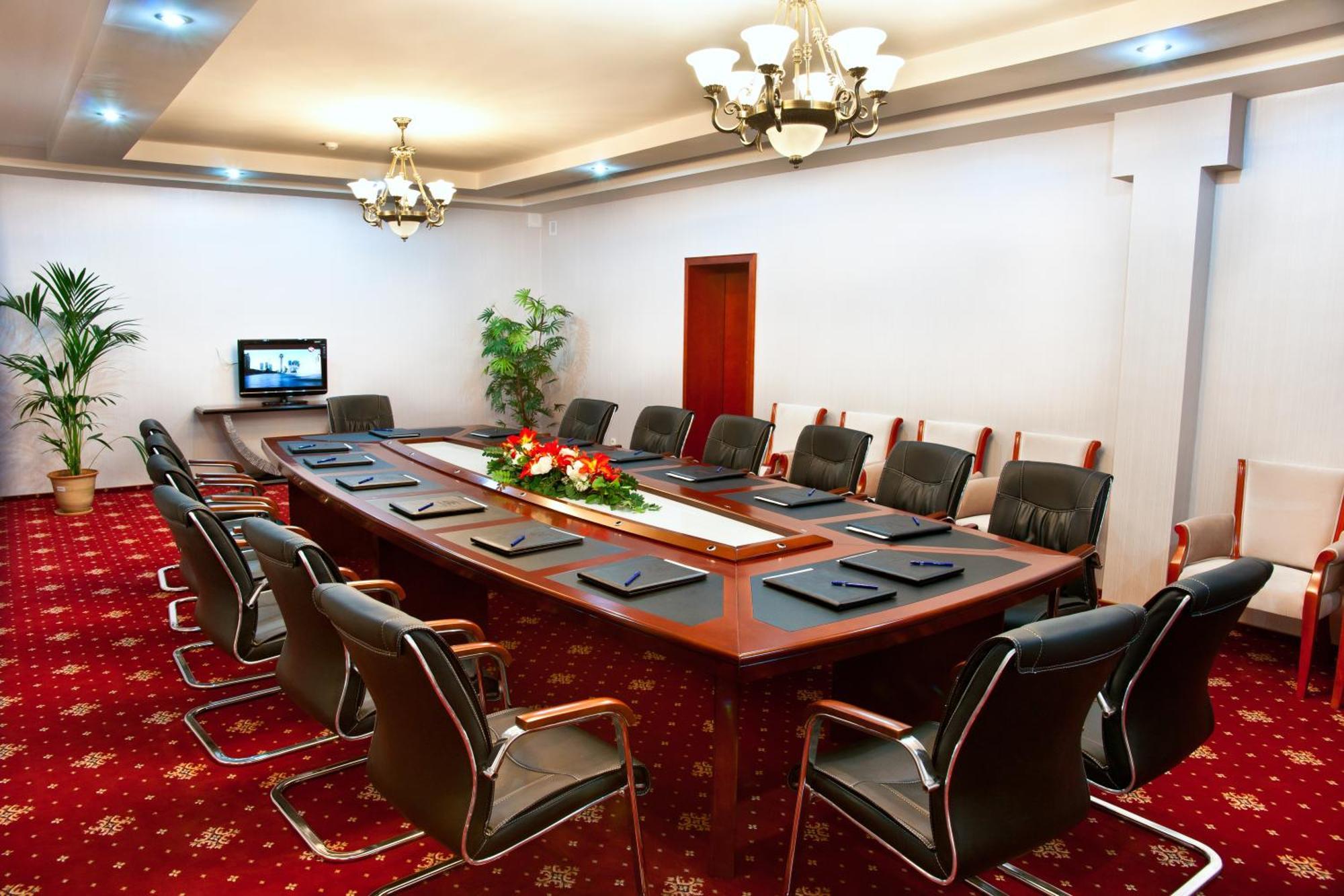 Goldman Empire Hotell Astana Exteriör bild