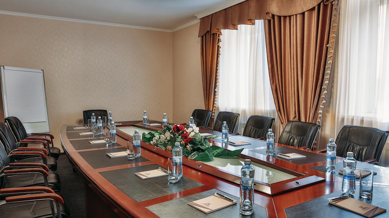 Goldman Empire Hotell Astana Exteriör bild